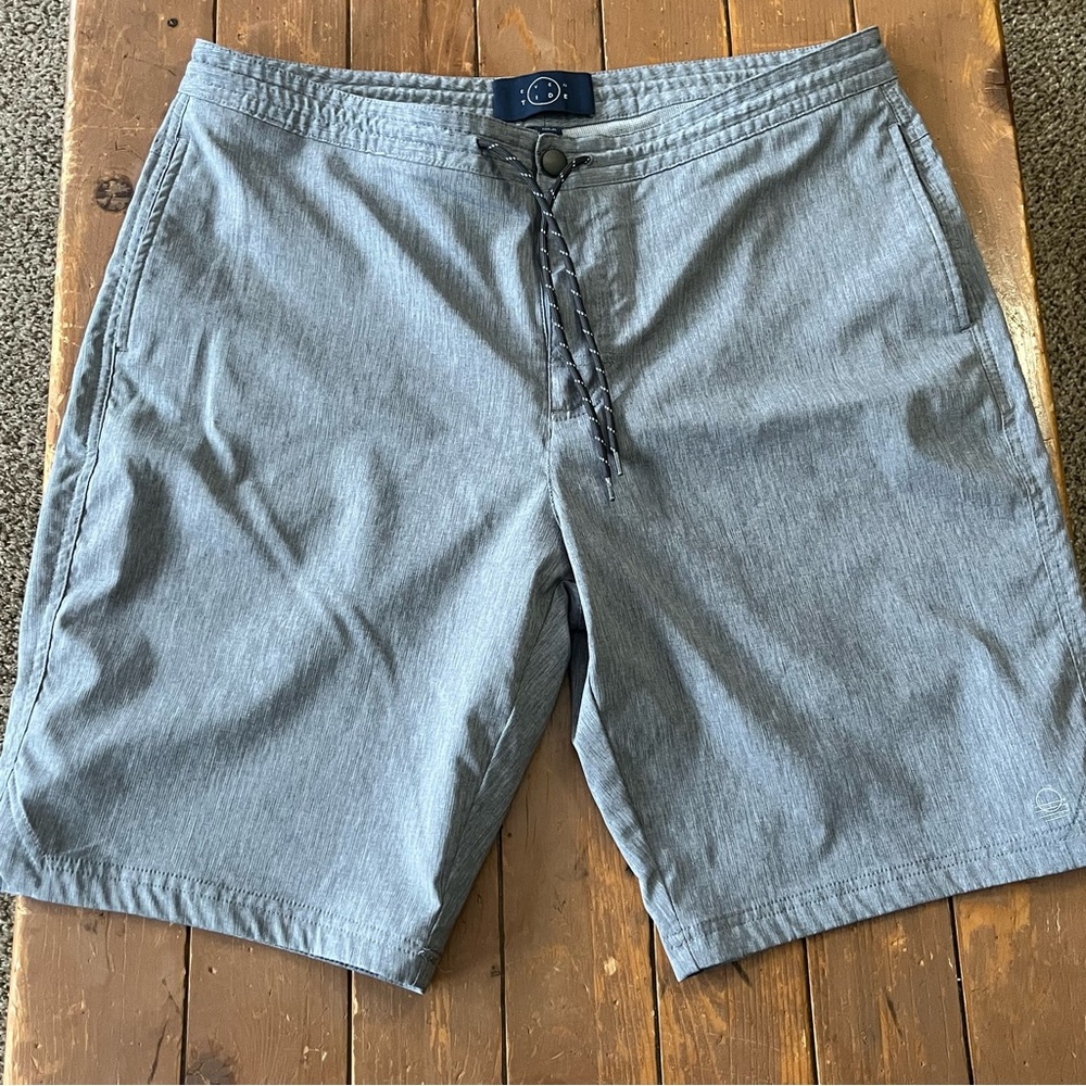 Even Tide Hybrid Mens 10" Board Shorts Gray Stretch Pockets Zip/Drawstring